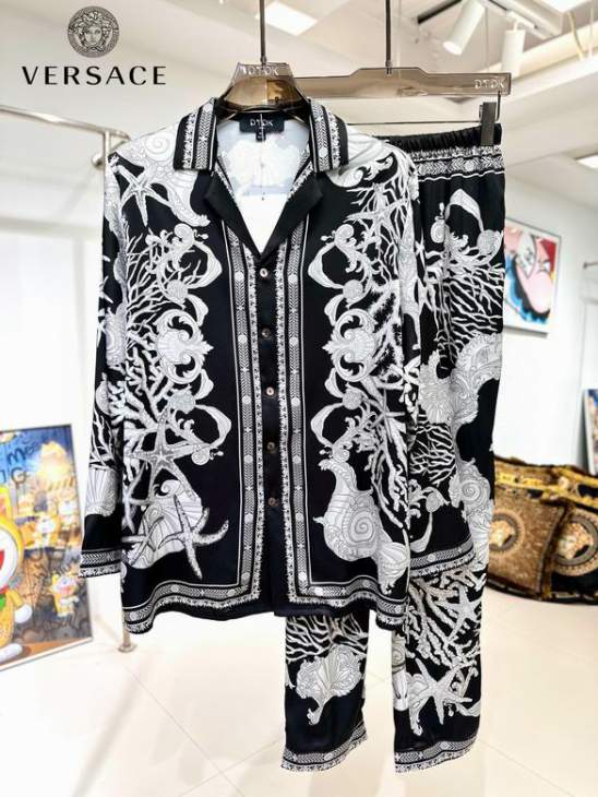 Picture of Versace Sweater Suits _SKUVersaceM-3XL24cn15742785